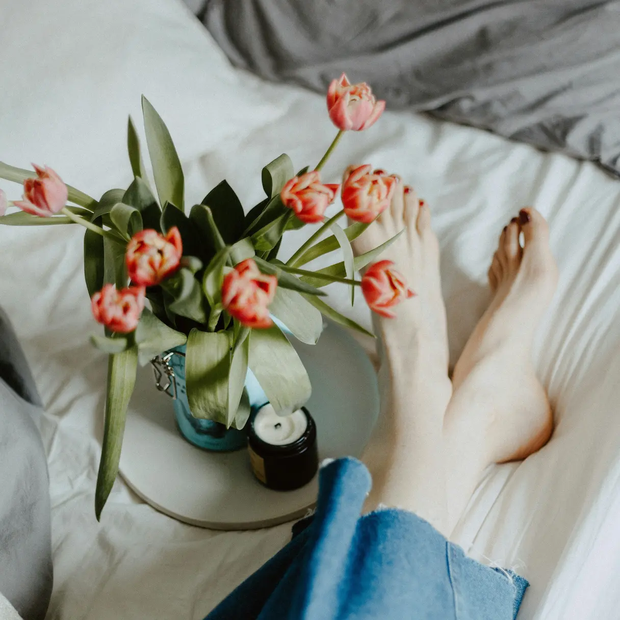 ellie-ellien-GtL-kZ3_uXk-unsplash Tulips beside a bed in a calm bedroom