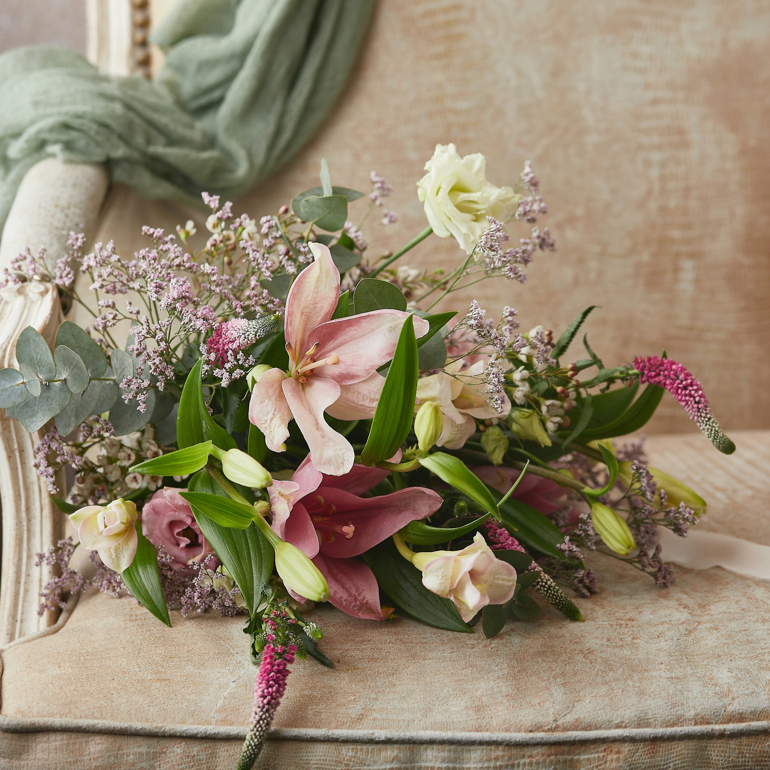 olivie-strauss-XsgLsTP_AhM-unsplash Pink seasonal flower arrangement