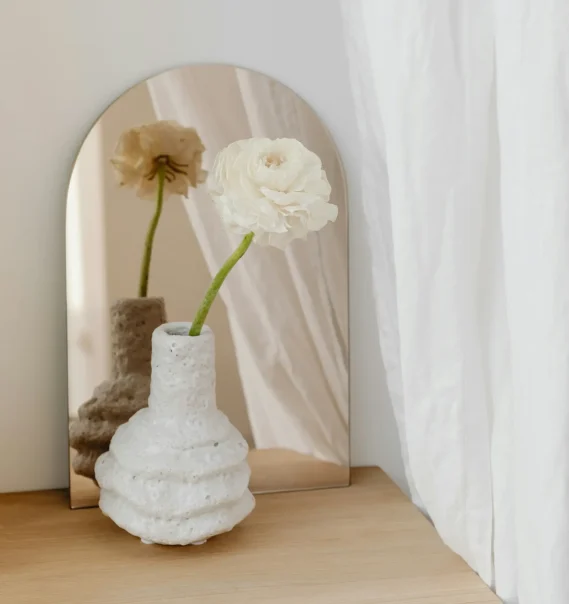 karolina-grabowska-fpz3RrJtoh8-unsplash White ceramic vase with flower